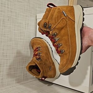 Danner Women's size 8 Adrika Waterproof Hiking Boots